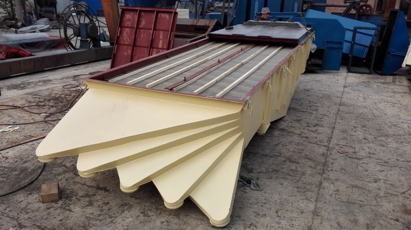 4層1040直線篩網(wǎng)架、上蓋安裝中