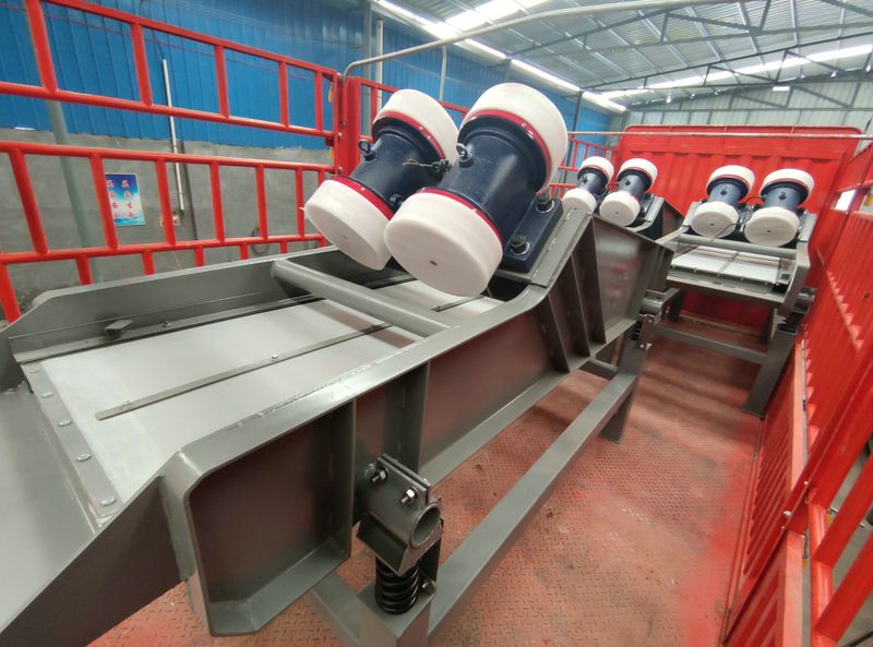 湖南客戶3臺脫水篩裝車發(fā)貨現(xiàn)場