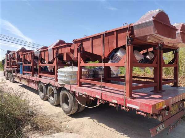 10臺直線振動篩發(fā)貨 大批量生產(chǎn)， 感謝客戶信任與支持！