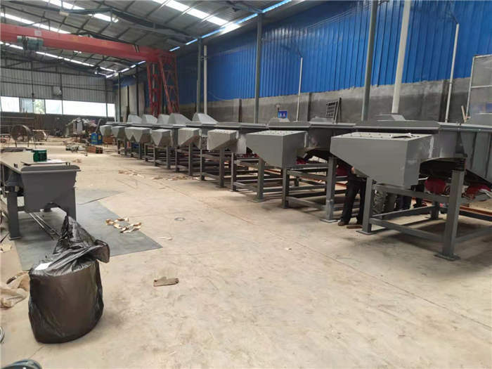 多臺直線篩生產(chǎn)車間