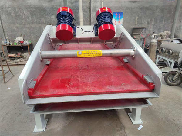 1540特制不銹鋼脫水振動(dòng)篩，已發(fā)貨，篩分效果好，篩箱采用高強(qiáng)度螺栓鉚釘，篩面由弧形段與直線段組成，結(jié)構(gòu)堅(jiān)固耐用，用料厚實(shí)，運(yùn)行平穩(wěn)噪聲低，使用率高，使用壽命長(zhǎng)！