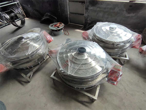 4臺(tái)1200不銹鋼直排篩發(fā)貨， 加裝超聲波系統(tǒng)，篩分精度高，產(chǎn)量大， 能耗低，全封閉，無(wú)粉塵，特制電機(jī)。